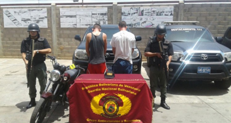 Detenidos dos antisociales al cobrar vacuna en la Curva de Molina 1 1979 Nota C Detenidos dos antisociales al cobrar vacuna en la Curva de Molina